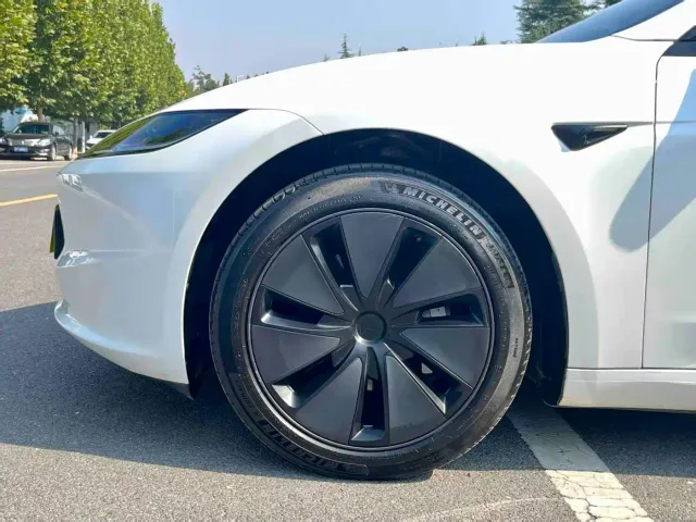 Tesla Model 3 — Фото автомобиля 10