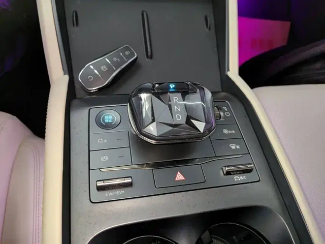 BYD Qin L — Фото автомобиля 13