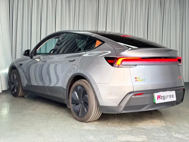 Tesla Model Y — Фото автомобиля 9