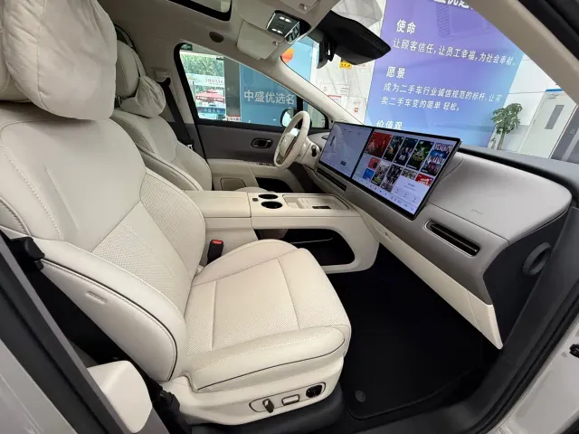 Li Auto i8 — Фото автомобиля 26