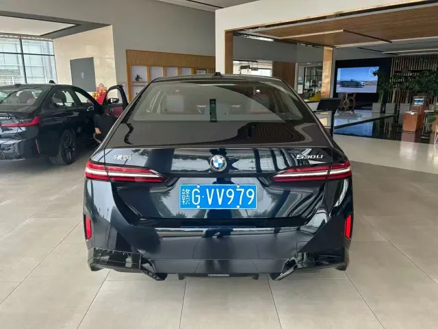 BMW 5 Series — Фото автомобиля 3