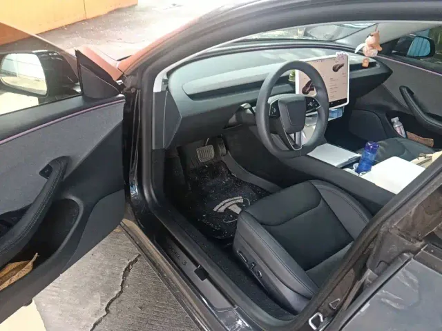 Tesla Model 3 — Фото автомобиля 17