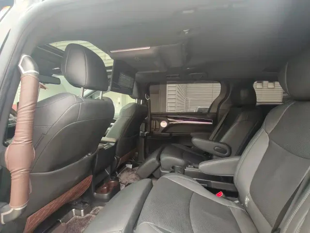 Toyota Sienna — Фото автомобиля 12