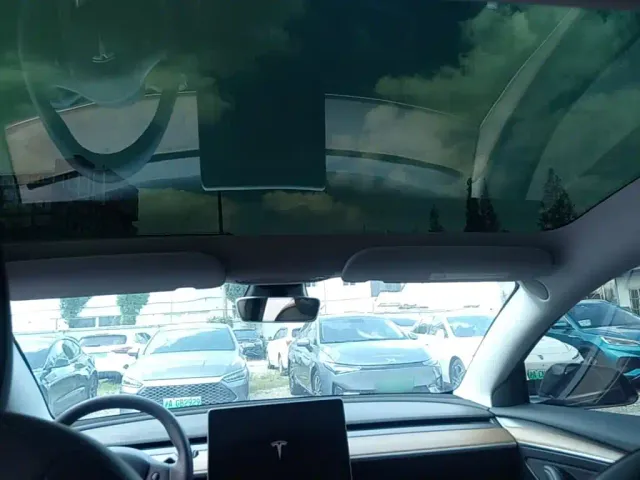 Tesla Model 3 — Фото автомобиля 17