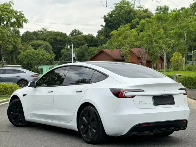 Tesla Model 3 — Фото автомобиля 4