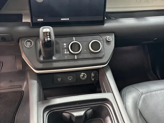 Land Rover Defender — Фото автомобиля 9