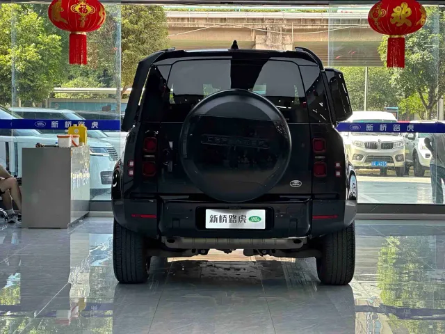 Land Rover Defender — Фото автомобиля 16
