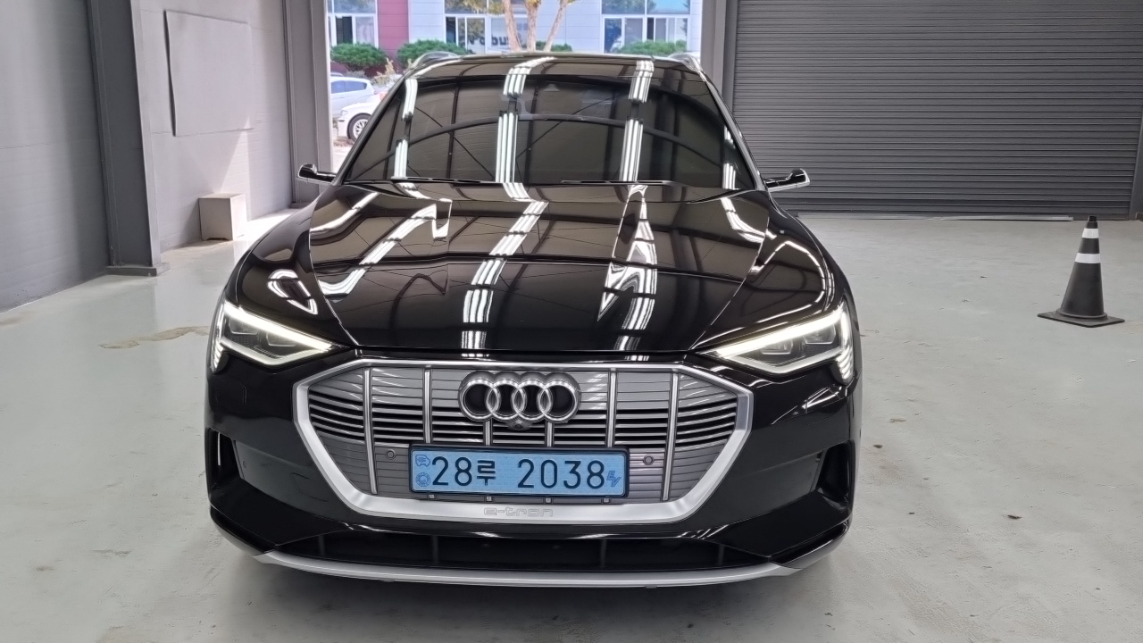 Audi e-tron — Фото автомобиля 3
