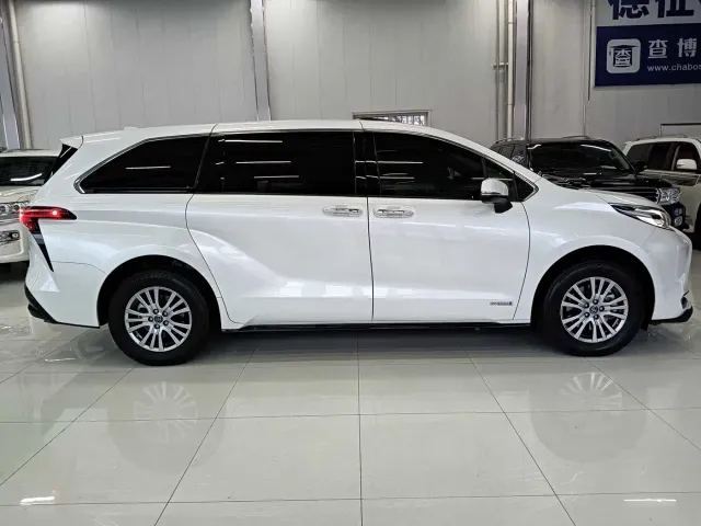 Toyota Sienna — Фото автомобиля 7