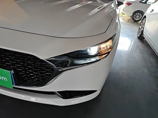 Mazda Axela — Фото автомобиля 23