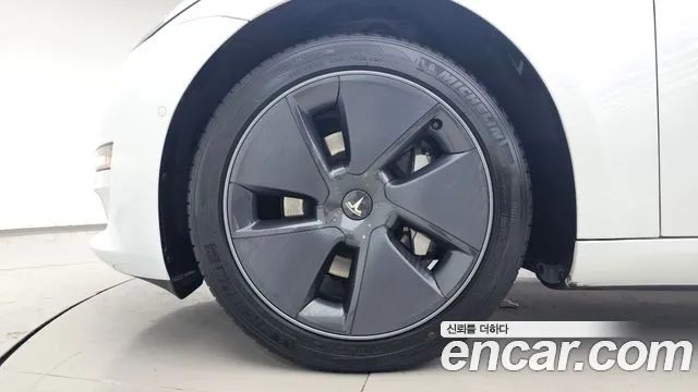 Tesla Model 3 — Фото автомобиля 5