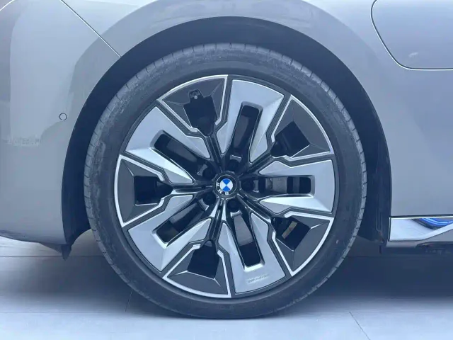 BMW i7 — Фото автомобиля 7