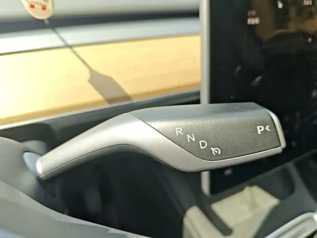 Tesla Model Y — Фото автомобиля 13