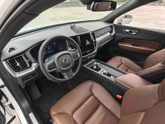 Volvo XC60 — Фото автомобиля 4