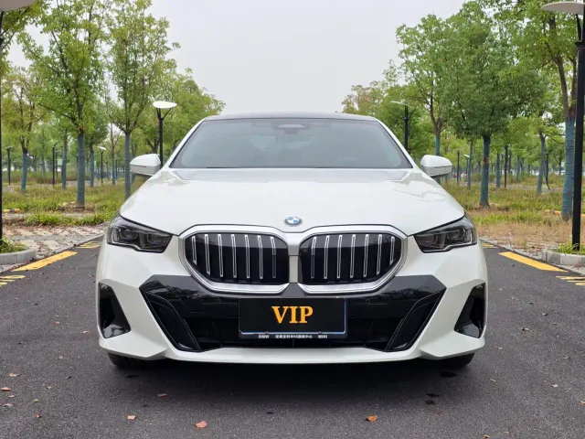 BMW 5 Series — Фото автомобиля 2