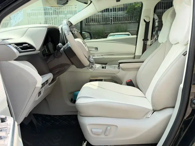 Toyota Sienna — Фото автомобиля 4