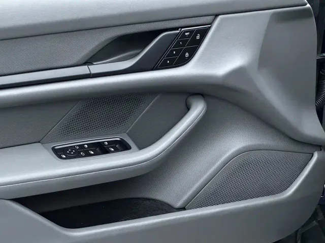 Porsche Taycan — Фото автомобиля 10