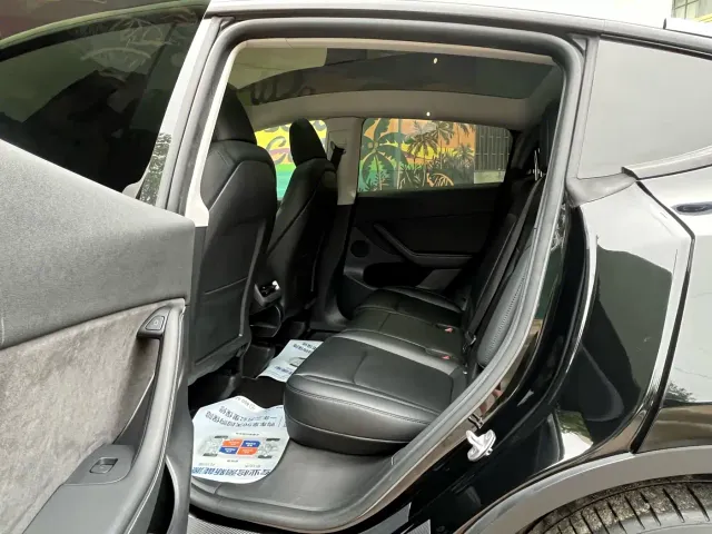 Tesla Model Y — Фото автомобиля 14