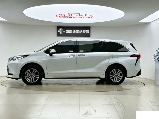 Toyota Sienna — Фото автомобиля 10