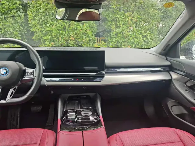 BMW i5 — Фото автомобиля 10