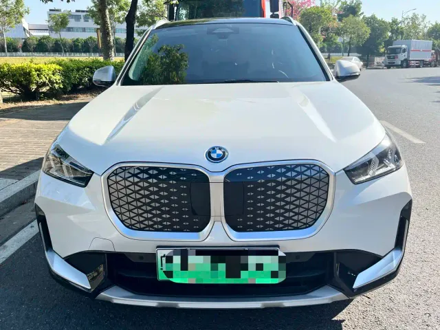 BMW iX1 — Фото автомобиля 5