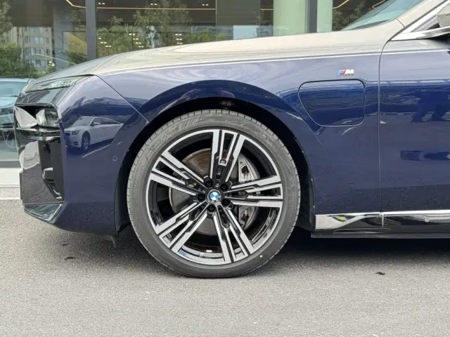 BMW i7 — Фото автомобиля 4