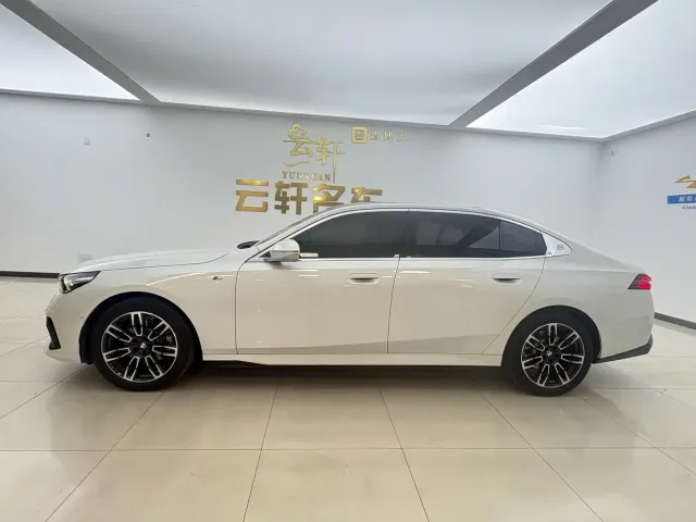 BMW 5 Series — Фото автомобиля 4