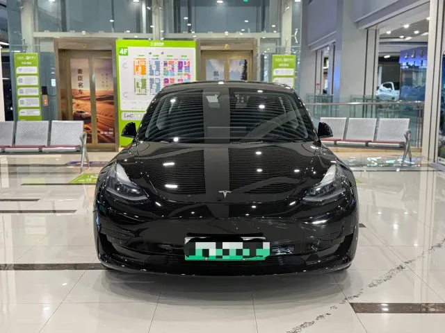 Tesla Model 3 — Фото автомобиля 2