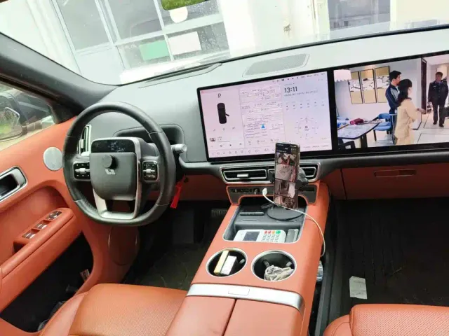 Li Auto L8 — Фото автомобиля 12
