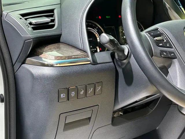 Toyota Alphard — Фото автомобиля 11