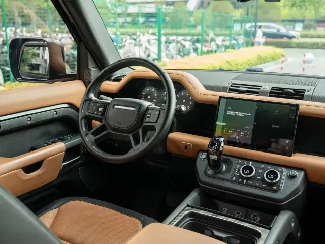 Land Rover Defender — Фото автомобиля 10