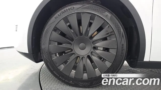 Tesla Model Y — Фото автомобиля 5
