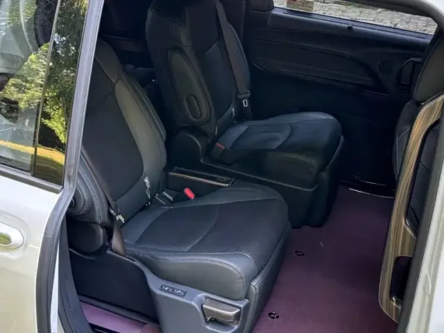 Toyota Sienna — Фото автомобиля 18