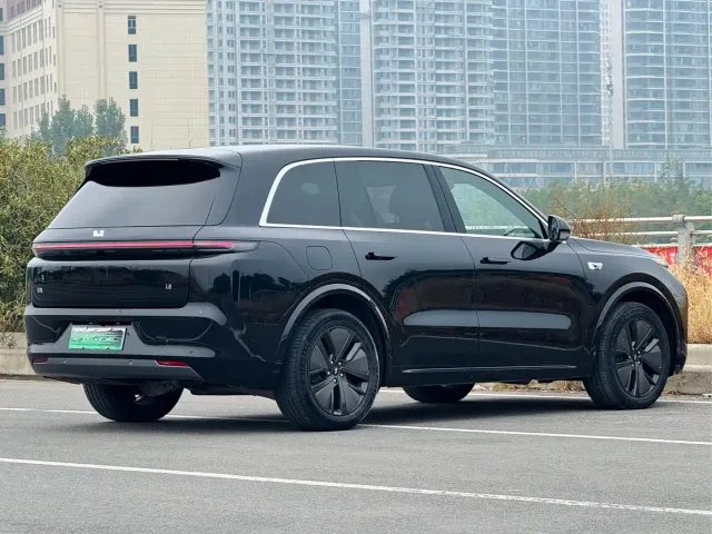 Li Auto L8 — Фото автомобиля 12