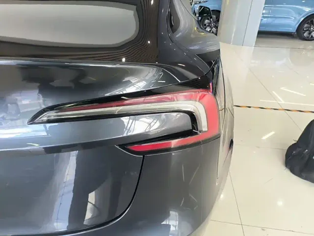 Tesla Model 3 — Фото автомобиля 7