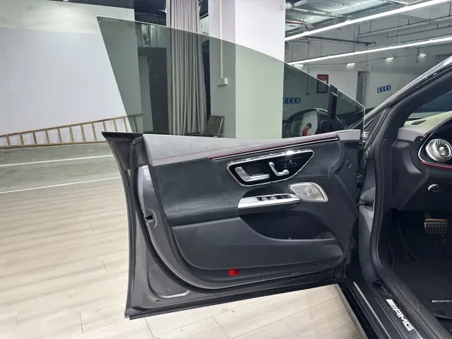 Mercedes-Benz EQE AMG — Фото автомобиля 13