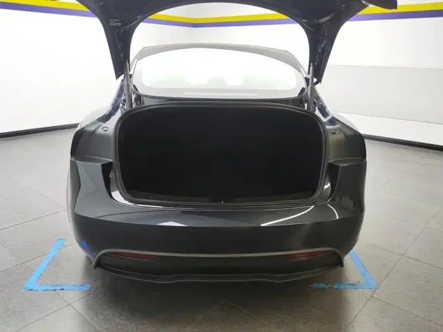 Tesla Model 3 — Фото автомобиля 4