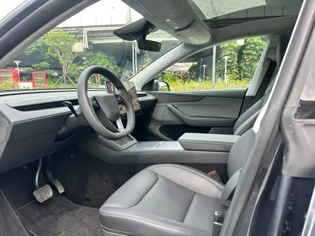 Tesla Model Y — Фото автомобиля 11