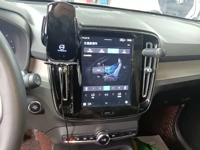 Volvo XC40 — Фото автомобиля 8