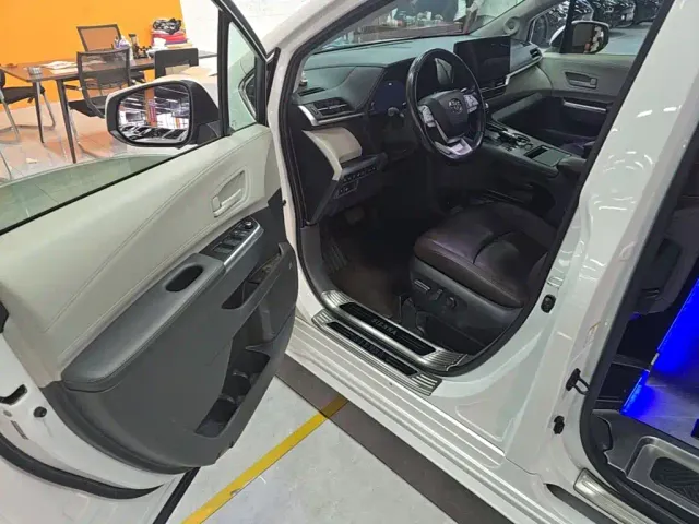 Toyota Sienna — Фото автомобиля 15