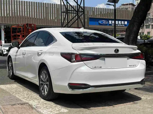 Lexus ES — Фото автомобиля 5