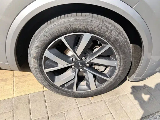 Li Auto L8 — Фото автомобиля 25