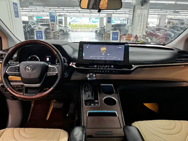 Toyota Sienna — Фото автомобиля 4