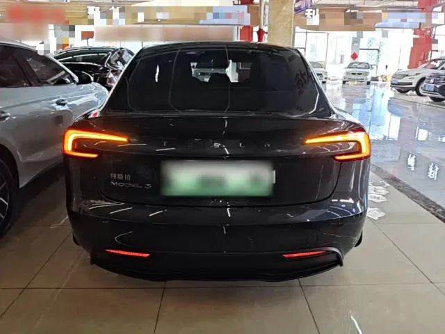 Tesla Model 3 — Фото автомобиля 5