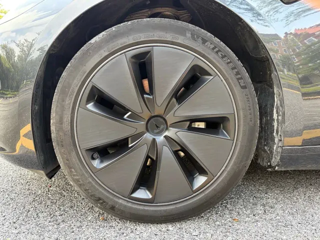 Tesla Model 3 — Фото автомобиля 9