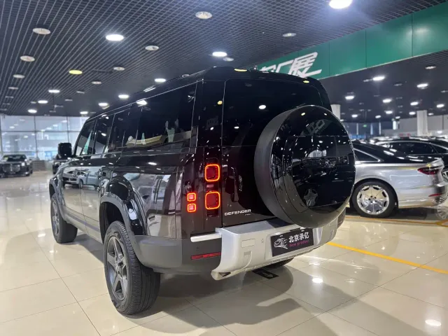 Land Rover Defender — Фото автомобиля 12