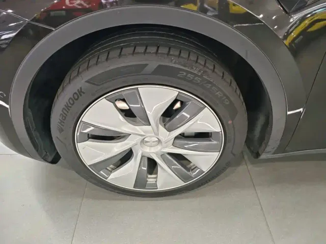 Tesla Model Y — Фото автомобиля 22