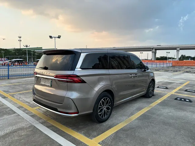 Roewe iMAX8 — Фото автомобиля 5
