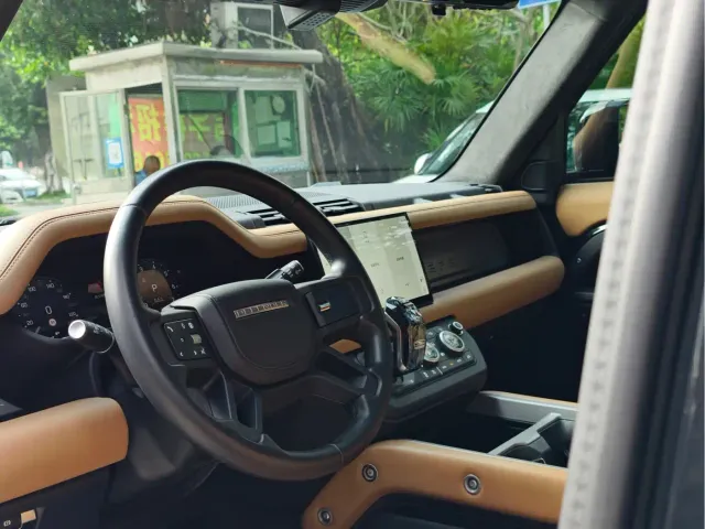 Land Rover Defender — Фото автомобиля 4