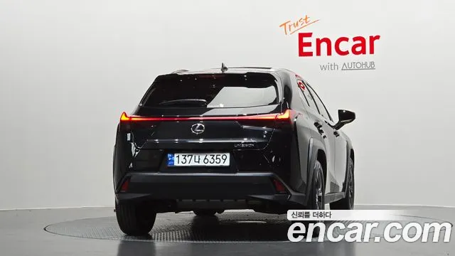 Lexus UX — Фото автомобиля 4